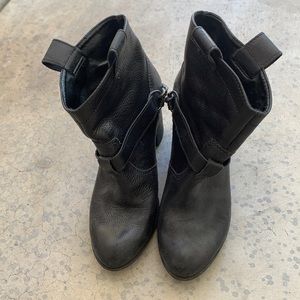 Black boots with chain